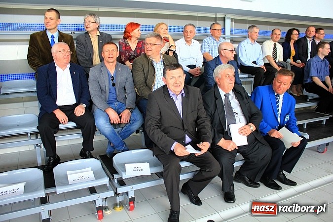 Zdjęcie w galerii na portalu naszraciborz.pl: Bracia wystrzelili z armatek, ksiądz pokropił, a prezydent wskoczył do wody w ubraniu wiadomości z regionu