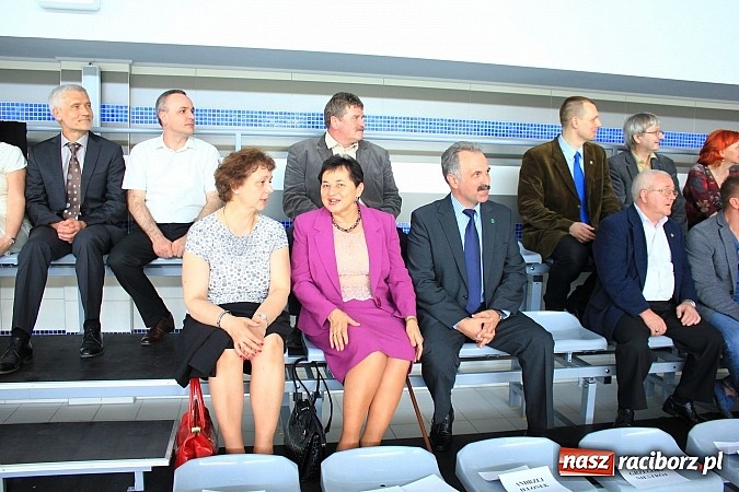 Zdjęcie w galerii na portalu naszraciborz.pl: Bracia wystrzelili z armatek, ksiądz pokropił, a prezydent wskoczył do wody w ubraniu wiadomości z regionu