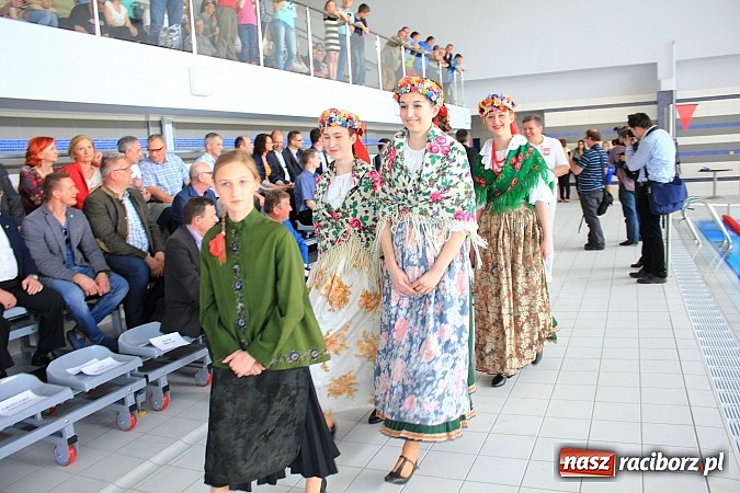 Zdjęcie w galerii na portalu naszraciborz.pl: Bracia wystrzelili z armatek, ksiądz pokropił, a prezydent wskoczył do wody w ubraniu wiadomości z regionu