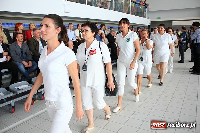 Zdjęcie w galerii na portalu naszraciborz.pl: Bracia wystrzelili z armatek, ksiądz pokropił, a prezydent wskoczył do wody w ubraniu wiadomości z regionu