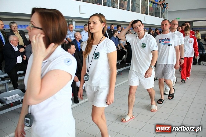 Zdjęcie w galerii na portalu naszraciborz.pl: Bracia wystrzelili z armatek, ksiądz pokropił, a prezydent wskoczył do wody w ubraniu wiadomości z regionu