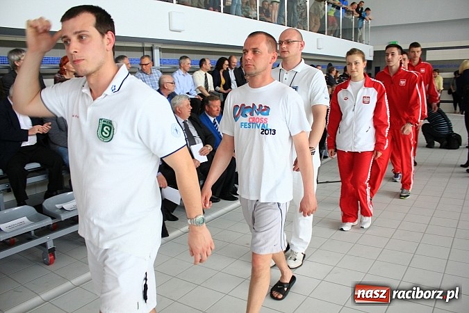 Zdjęcie w galerii na portalu naszraciborz.pl: Bracia wystrzelili z armatek, ksiądz pokropił, a prezydent wskoczył do wody w ubraniu wiadomości z regionu