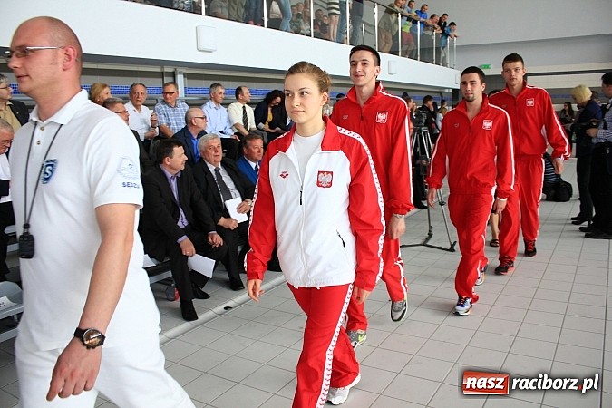 Zdjęcie w galerii na portalu naszraciborz.pl: Bracia wystrzelili z armatek, ksiądz pokropił, a prezydent wskoczył do wody w ubraniu wiadomości z regionu