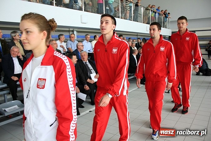 Zdjęcie w galerii na portalu naszraciborz.pl: Bracia wystrzelili z armatek, ksiądz pokropił, a prezydent wskoczył do wody w ubraniu wiadomości z regionu