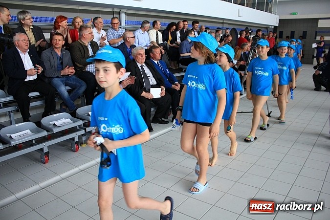 Zdjęcie w galerii na portalu naszraciborz.pl: Bracia wystrzelili z armatek, ksiądz pokropił, a prezydent wskoczył do wody w ubraniu wiadomości z regionu