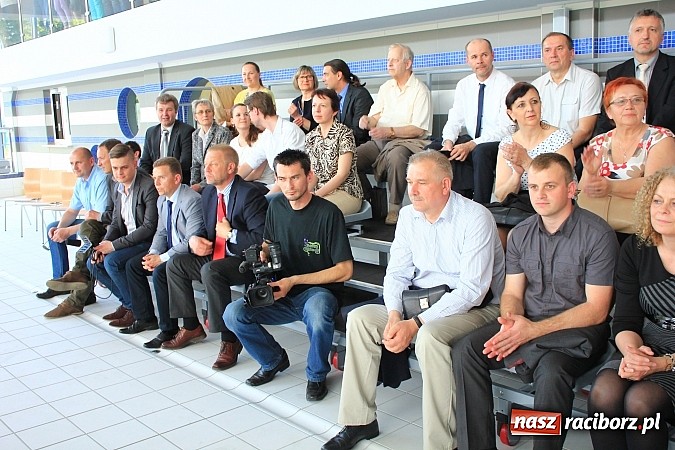 Zdjęcie w galerii na portalu naszraciborz.pl: Bracia wystrzelili z armatek, ksiądz pokropił, a prezydent wskoczył do wody w ubraniu wiadomości z regionu