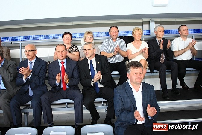 Zdjęcie w galerii na portalu naszraciborz.pl: Bracia wystrzelili z armatek, ksiądz pokropił, a prezydent wskoczył do wody w ubraniu wiadomości z regionu