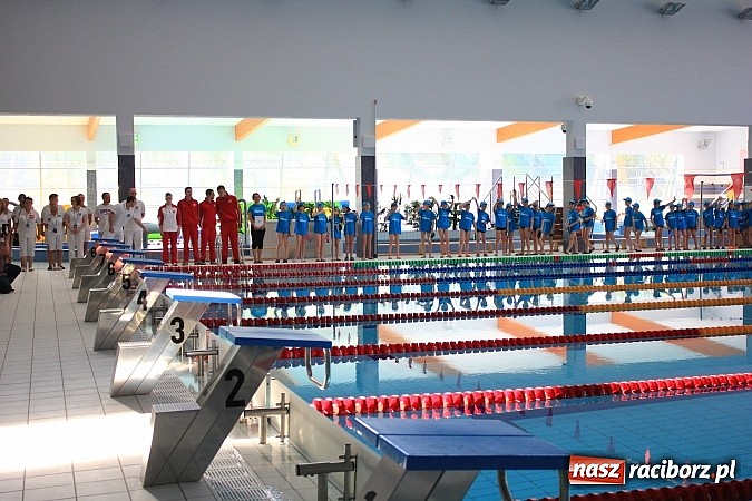 Zdjęcie w galerii na portalu naszraciborz.pl: Bracia wystrzelili z armatek, ksiądz pokropił, a prezydent wskoczył do wody w ubraniu wiadomości z regionu