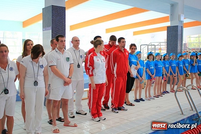 Zdjęcie w galerii na portalu naszraciborz.pl: Bracia wystrzelili z armatek, ksiądz pokropił, a prezydent wskoczył do wody w ubraniu wiadomości z regionu