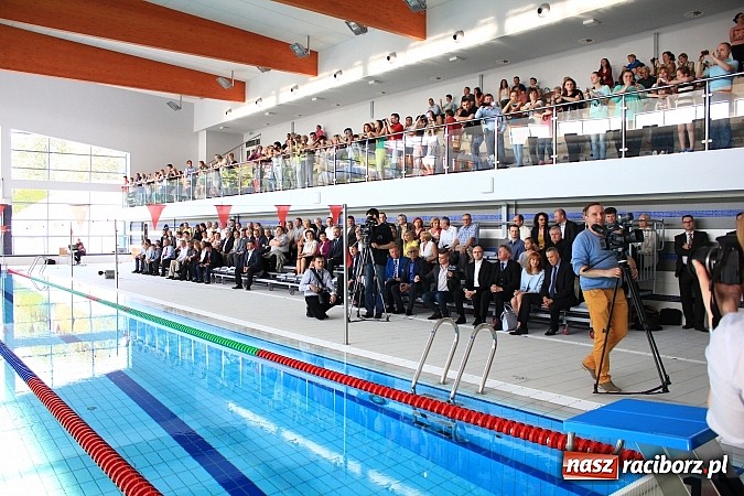 Zdjęcie w galerii na portalu naszraciborz.pl: Bracia wystrzelili z armatek, ksiądz pokropił, a prezydent wskoczył do wody w ubraniu wiadomości z regionu