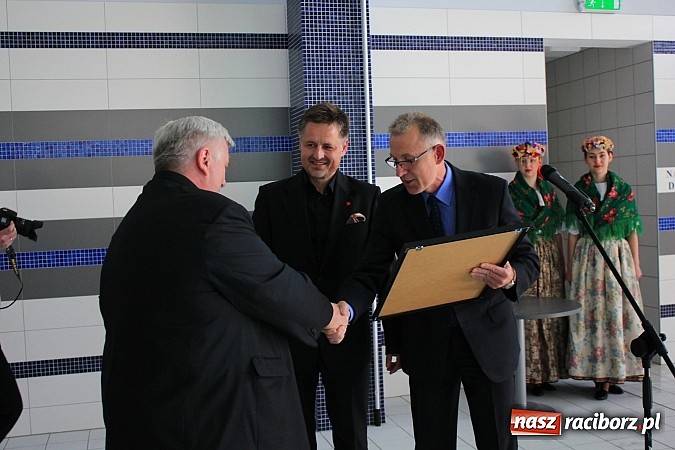 Zdjęcie w galerii na portalu naszraciborz.pl: Bracia wystrzelili z armatek, ksiądz pokropił, a prezydent wskoczył do wody w ubraniu wiadomości z regionu