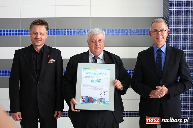 Zdjęcie w galerii na portalu naszraciborz.pl: Bracia wystrzelili z armatek, ksiądz pokropił, a prezydent wskoczył do wody w ubraniu wiadomości z regionu