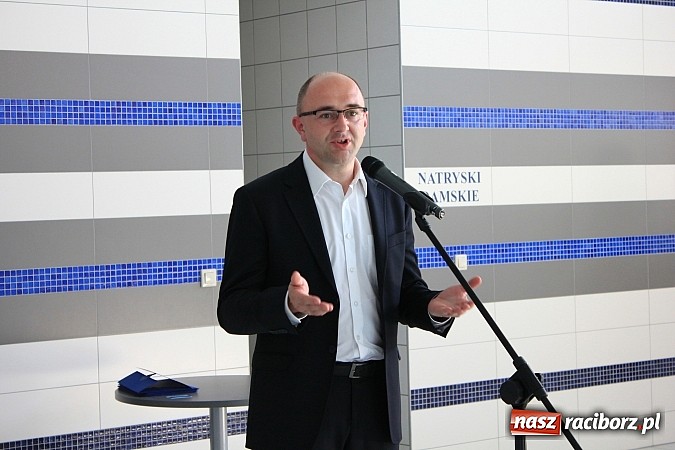 Zdjęcie w galerii na portalu naszraciborz.pl: Bracia wystrzelili z armatek, ksiądz pokropił, a prezydent wskoczył do wody w ubraniu wiadomości z regionu