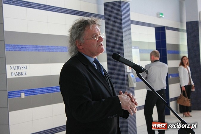 Zdjęcie w galerii na portalu naszraciborz.pl: Bracia wystrzelili z armatek, ksiądz pokropił, a prezydent wskoczył do wody w ubraniu wiadomości z regionu