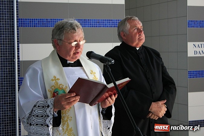 Zdjęcie w galerii na portalu naszraciborz.pl: Bracia wystrzelili z armatek, ksiądz pokropił, a prezydent wskoczył do wody w ubraniu wiadomości z regionu