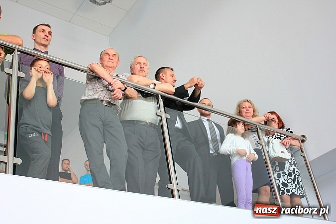 Zdjęcie w galerii na portalu naszraciborz.pl: Bracia wystrzelili z armatek, ksiądz pokropił, a prezydent wskoczył do wody w ubraniu wiadomości z regionu