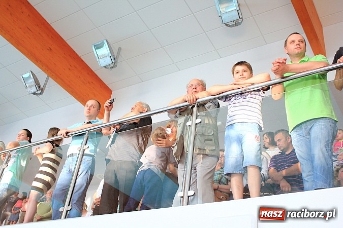 Zdjęcie w galerii na portalu naszraciborz.pl: Bracia wystrzelili z armatek, ksiądz pokropił, a prezydent wskoczył do wody w ubraniu wiadomości z regionu