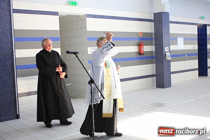 Zdjęcie w galerii na portalu naszraciborz.pl: Bracia wystrzelili z armatek, ksiądz pokropił, a prezydent wskoczył do wody w ubraniu wiadomości z regionu