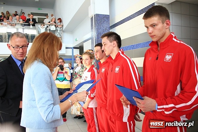 Zdjęcie w galerii na portalu naszraciborz.pl: Bracia wystrzelili z armatek, ksiądz pokropił, a prezydent wskoczył do wody w ubraniu wiadomości z regionu