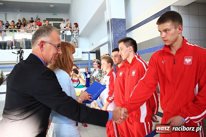 Zdjęcie w galerii na portalu naszraciborz.pl: Bracia wystrzelili z armatek, ksiądz pokropił, a prezydent wskoczył do wody w ubraniu wiadomości z regionu