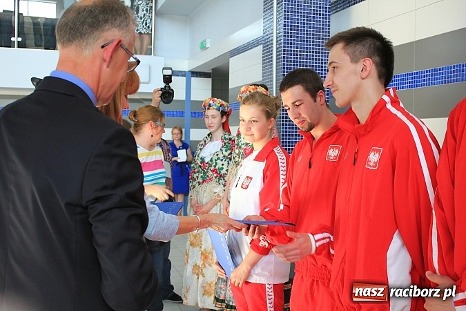 Zdjęcie w galerii na portalu naszraciborz.pl: Bracia wystrzelili z armatek, ksiądz pokropił, a prezydent wskoczył do wody w ubraniu wiadomości z regionu