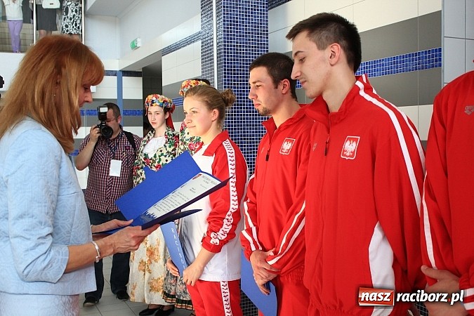 Zdjęcie w galerii na portalu naszraciborz.pl: Bracia wystrzelili z armatek, ksiądz pokropił, a prezydent wskoczył do wody w ubraniu wiadomości z regionu
