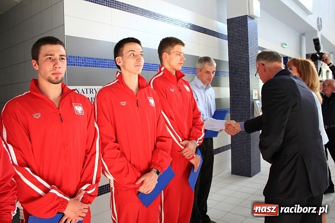 Zdjęcie w galerii na portalu naszraciborz.pl: Bracia wystrzelili z armatek, ksiądz pokropił, a prezydent wskoczył do wody w ubraniu wiadomości z regionu