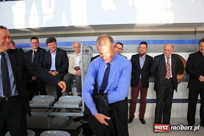 Zdjęcie w galerii na portalu naszraciborz.pl: Bracia wystrzelili z armatek, ksiądz pokropił, a prezydent wskoczył do wody w ubraniu wiadomości z regionu