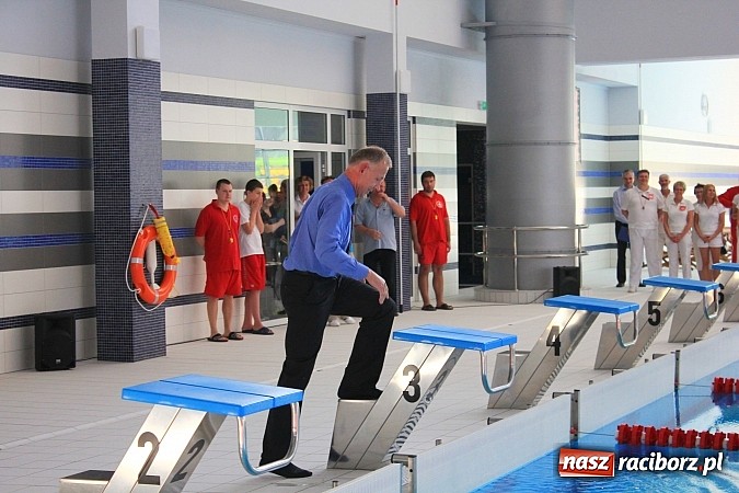 Zdjęcie w galerii na portalu naszraciborz.pl: Bracia wystrzelili z armatek, ksiądz pokropił, a prezydent wskoczył do wody w ubraniu wiadomości z regionu