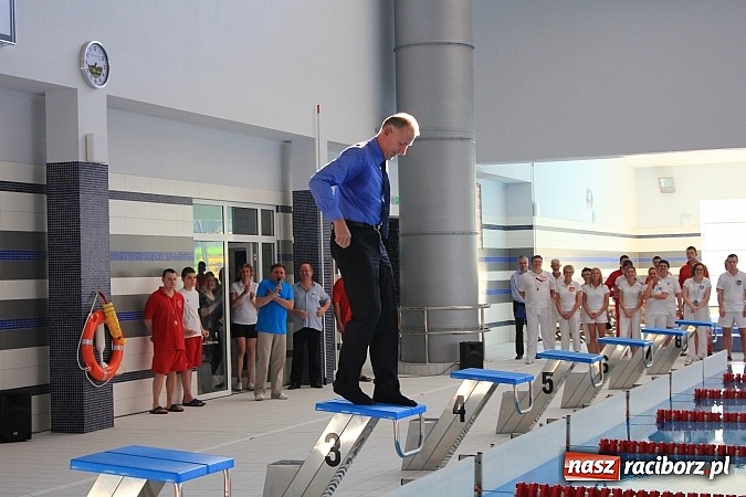 Zdjęcie w galerii na portalu naszraciborz.pl: Bracia wystrzelili z armatek, ksiądz pokropił, a prezydent wskoczył do wody w ubraniu wiadomości z regionu