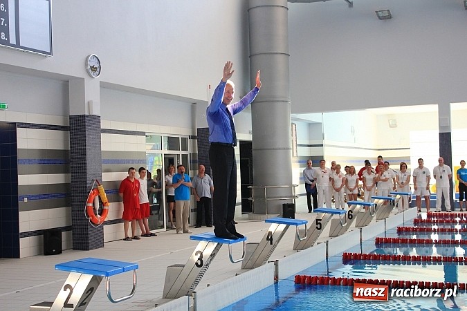 Zdjęcie w galerii na portalu naszraciborz.pl: Bracia wystrzelili z armatek, ksiądz pokropił, a prezydent wskoczył do wody w ubraniu wiadomości z regionu