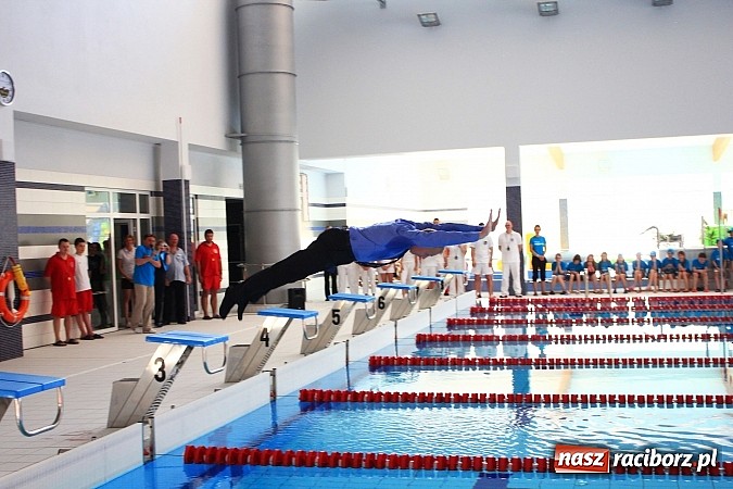 Zdjęcie w galerii na portalu naszraciborz.pl: Bracia wystrzelili z armatek, ksiądz pokropił, a prezydent wskoczył do wody w ubraniu wiadomości z regionu