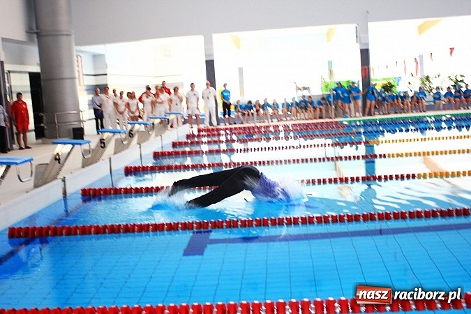 Zdjęcie w galerii na portalu naszraciborz.pl: Bracia wystrzelili z armatek, ksiądz pokropił, a prezydent wskoczył do wody w ubraniu wiadomości z regionu