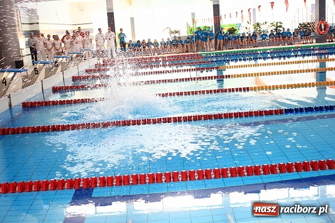 Zdjęcie w galerii na portalu naszraciborz.pl: Bracia wystrzelili z armatek, ksiądz pokropił, a prezydent wskoczył do wody w ubraniu wiadomości z regionu