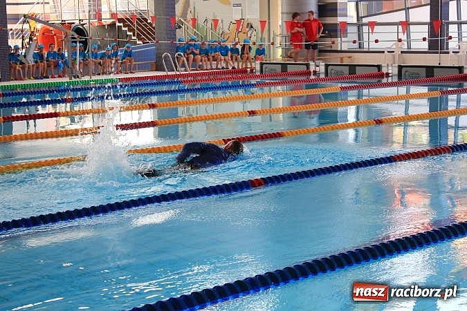 Zdjęcie w galerii na portalu naszraciborz.pl: Bracia wystrzelili z armatek, ksiądz pokropił, a prezydent wskoczył do wody w ubraniu wiadomości z regionu