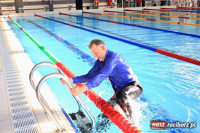 Zdjęcie w galerii na portalu naszraciborz.pl: Bracia wystrzelili z armatek, ksiądz pokropił, a prezydent wskoczył do wody w ubraniu wiadomości z regionu