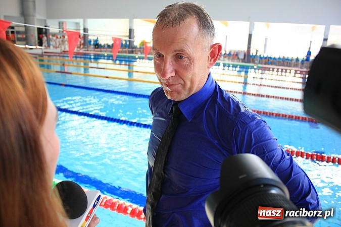 Zdjęcie w galerii na portalu naszraciborz.pl: Bracia wystrzelili z armatek, ksiądz pokropił, a prezydent wskoczył do wody w ubraniu wiadomości z regionu