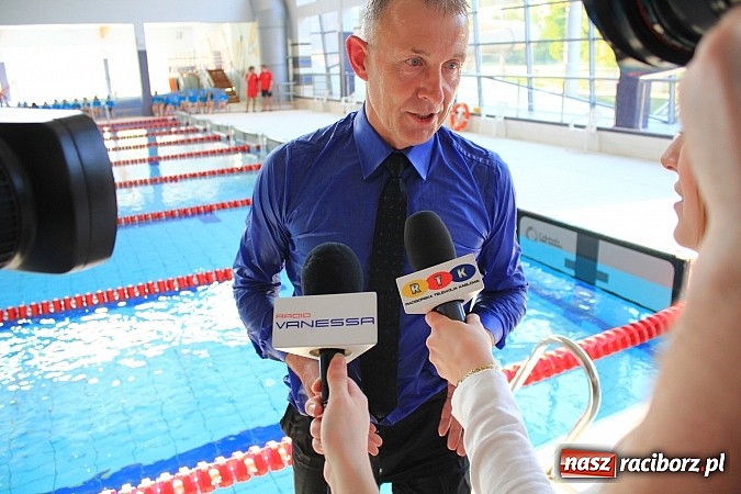 Zdjęcie w galerii na portalu naszraciborz.pl: Bracia wystrzelili z armatek, ksiądz pokropił, a prezydent wskoczył do wody w ubraniu wiadomości z regionu