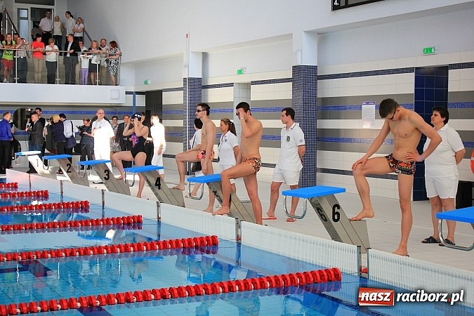 Zdjęcie w galerii na portalu naszraciborz.pl: Bracia wystrzelili z armatek, ksiądz pokropił, a prezydent wskoczył do wody w ubraniu wiadomości z regionu