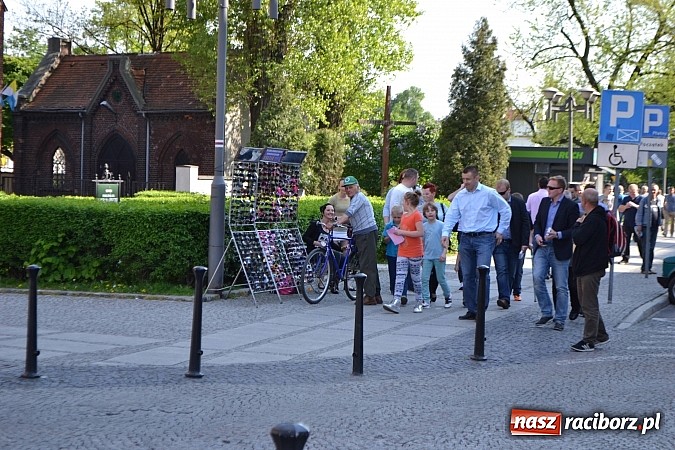 Zdjęcie w galerii na portalu naszraciborz.pl:  Góral z Gilowic pozował do zdjęć na rynku  wiadomości z regionu