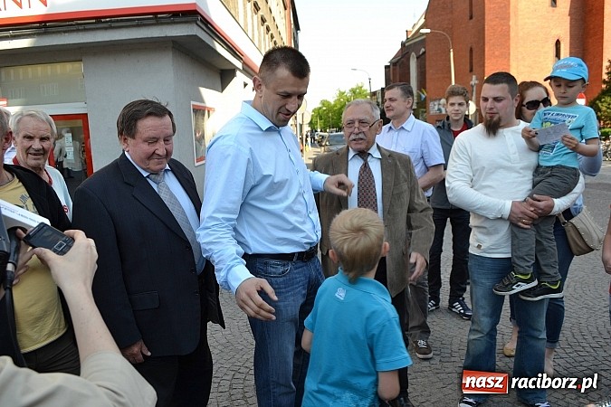 Zdjęcie w galerii na portalu naszraciborz.pl:  Góral z Gilowic pozował do zdjęć na rynku  wiadomości z regionu