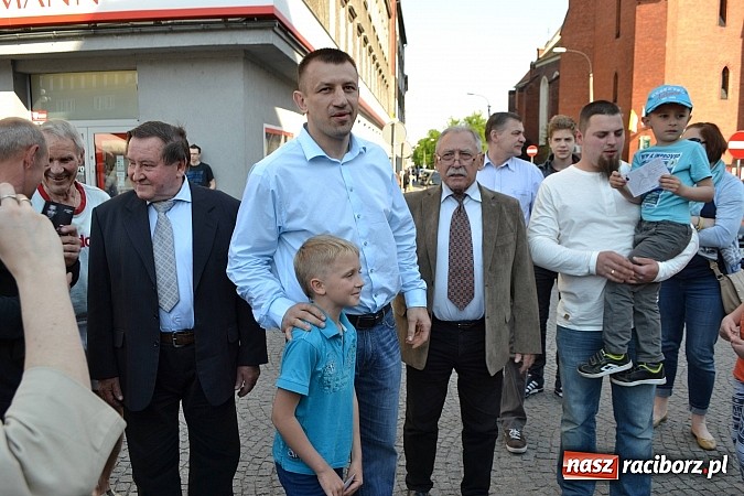 Zdjęcie w galerii na portalu naszraciborz.pl:  Góral z Gilowic pozował do zdjęć na rynku  wiadomości z regionu