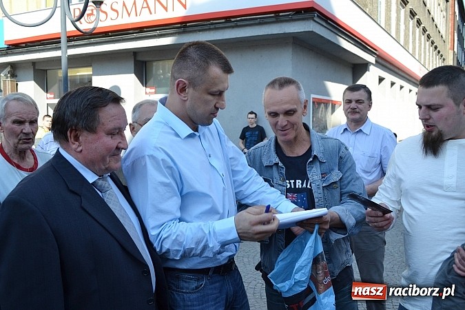 Zdjęcie w galerii na portalu naszraciborz.pl:  Góral z Gilowic pozował do zdjęć na rynku  wiadomości z regionu