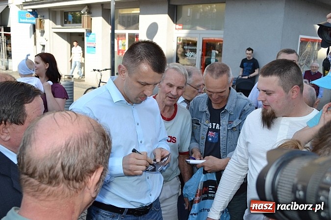 Zdjęcie w galerii na portalu naszraciborz.pl:  Góral z Gilowic pozował do zdjęć na rynku  wiadomości z regionu