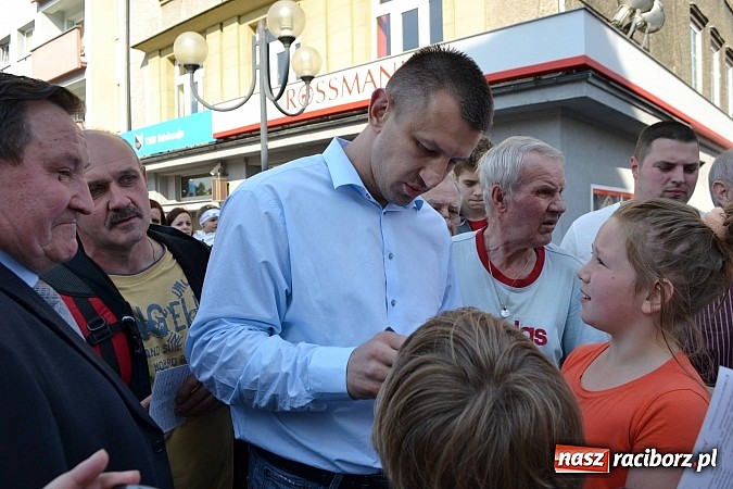 Zdjęcie w galerii na portalu naszraciborz.pl:  Góral z Gilowic pozował do zdjęć na rynku  wiadomości z regionu