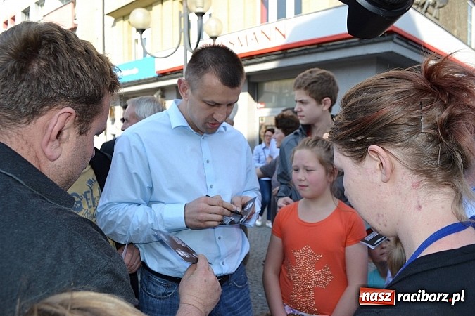 Zdjęcie w galerii na portalu naszraciborz.pl:  Góral z Gilowic pozował do zdjęć na rynku  wiadomości z regionu