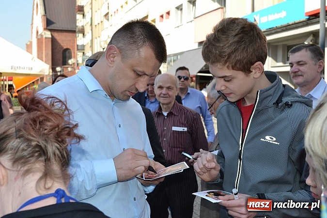 Zdjęcie w galerii na portalu naszraciborz.pl:  Góral z Gilowic pozował do zdjęć na rynku  wiadomości z regionu