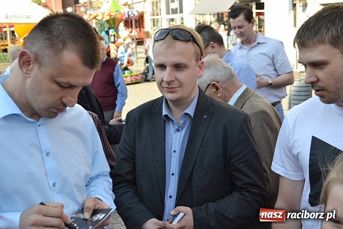 Zdjęcie w galerii na portalu naszraciborz.pl:  Góral z Gilowic pozował do zdjęć na rynku  wiadomości z regionu