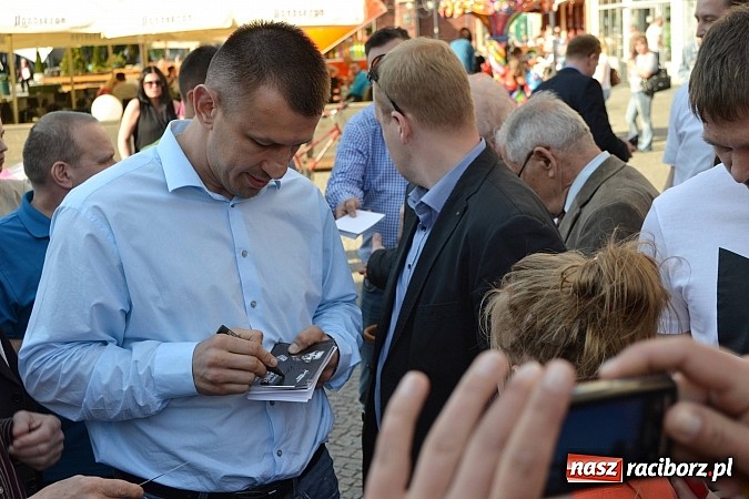 Zdjęcie w galerii na portalu naszraciborz.pl:  Góral z Gilowic pozował do zdjęć na rynku  wiadomości z regionu