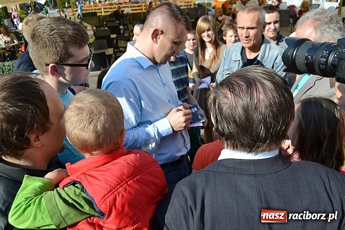 Zdjęcie w galerii na portalu naszraciborz.pl:  Góral z Gilowic pozował do zdjęć na rynku  wiadomości z regionu